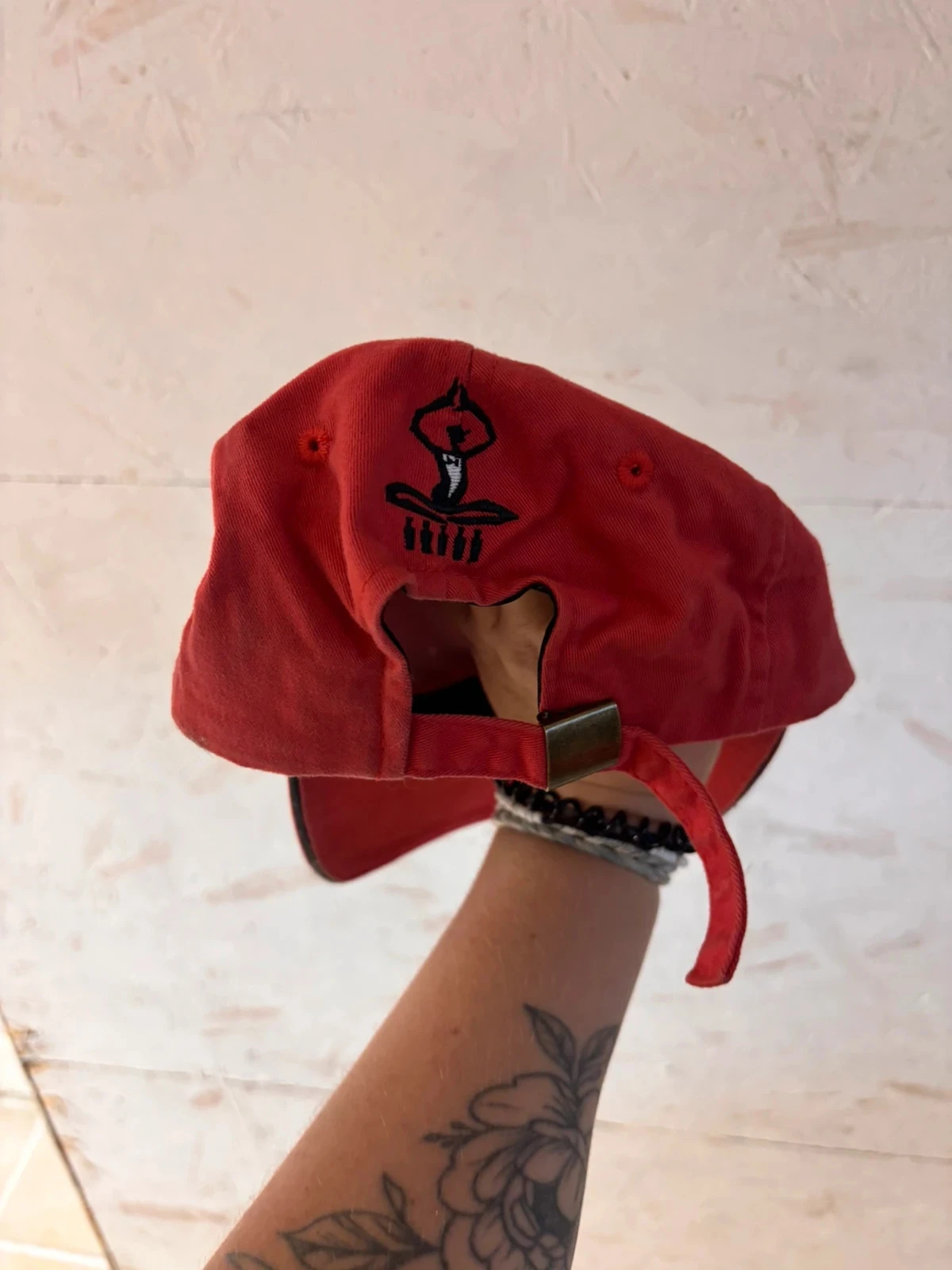 Boné vermelho bordado – Tamanho Único ajustável – photo 2